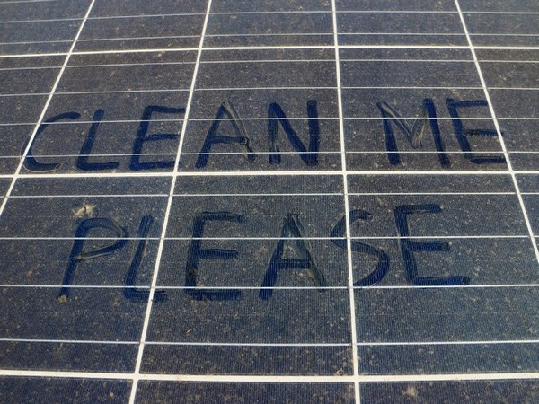 Našli spôsob, ako by sa solárne panely mohli očistiť samy